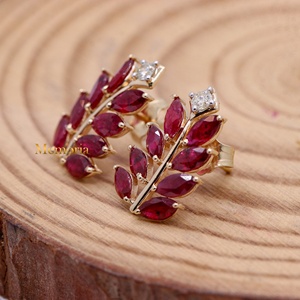 ต่างหูทองคำแท้ 14K ประดับทับทิมทรงมาร์คีส์และเพชรลายใบไม้ ขายส่ง Memoria Jewels - Product Image 6