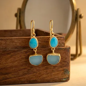 Großhandel Blaue Türkis- & Aqua-Chalcedon-Hakenohrringe, Messing-Goldplattierung, Hängeohrringe, Leichtgewicht-Modeschmuck - Product Image 5