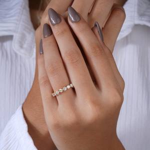 Bague d'éternité en diamant de luxe, style de bijoux élégant, idéale pour les mariages, les fiançailles et la mode quotidienne, portée sur la main d'une femme, mettant en valeur sa beauté. - Product Image 2