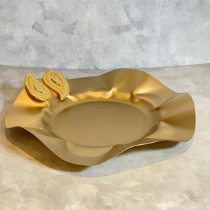Plateau de service luxueux en argent ondulé avec une finition miroir et des élégants accents dorés Paisley pour une décoration intérieure sophistiquée - Product Image 2