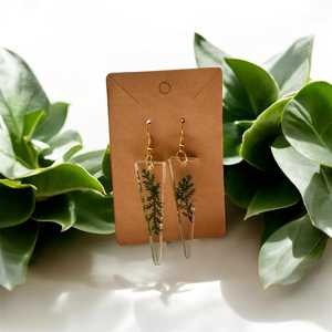 Pendientes Minimalistas Botánicos de Helecho Prensado en Resina con Marco Dorado, Inspirados en el Bosque, Artesanía en Resina - Product Image 4