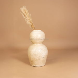 Jarrón de Cerámica de Terracota Tallado a Mano en Europa, Forma de Doble Calabaza con Acabado Texturizado Orgánico, Decoración para el Hogar y el Jardín, Jarrón de Arcilla - Product Image 1