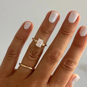 Anillo de Compromiso de Oro Amarillo de 14K con Diamante Cultivado en Laboratorio de Corte Esmeralda de 2CT y Piedras Laterales con Detalles de Diamantes - Product Image 4