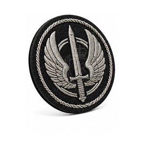 Badges décoratifs personnalisés pour bérets, avec détails classiques, pour les vêtements et accessoires professionnels. - Product Image 5