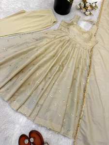 Presentamos el conjunto Kurti Pent de la nueva colección en Cosmos Gold con bordados, vestido y dupatta, completamente cosido y listo para usar. - Product Image 3