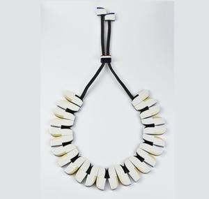 Collar de cuerno hecho a mano con estructura ligera y cómoda, ideal para uso diario y como accesorio de moda elegante. - Product Image 1