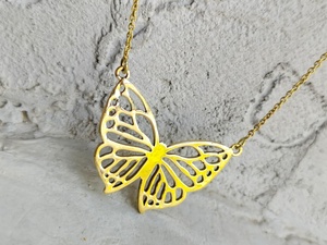 Collar con Colgante de Mariposa, Diseño de Alas Recortadas, Joyería Dorada, Regalo, Collar Inspirado en la Naturaleza - Product Image 3