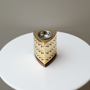 Elegante Quemador de Incienso de Metal con Recortes Geométricos y Base de Madera, Forma Triangular, Decoración Premium para el Hogar en Ramadán, para Uso con Incienso - Product Image 4