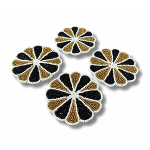 Sous-verres perlés à la main, 4 pièces, motif feuille d'érable, pour boissons, collection automne, cadeau de Thanksgiving et d'anniversaire - Product Image 2