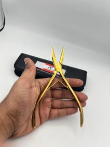 Pinzas de punta plana de acero inoxidable sólido de calidad premium, color oro plasma, para extensiones de cabello, con logotipo personalizado y estuches de cuero. - Product Image 6