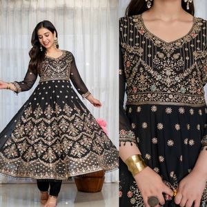 Kurti brodé de fils Zari et de sequins épais effet fleuri, avec pantalon en coton et dupatta brodée – Tenue de soirée ethnique de créateur - Product Image 2