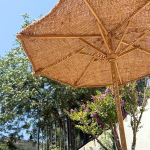 Parasols de plage ronds en fibre de coco, durables, pour l'ombrage extérieur. - Product Image 6