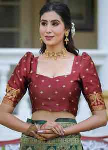 Sari de Seda Banarasi de Diseño y Calidad de Exportación para Mujer, Prenda Étnica Cómoda con Hermosos Patrones Tradicionales, Disponible para la Venta - Product Image 6