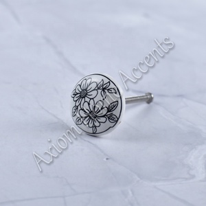 Boutons en céramique fabriqués à la main avec finition brillante pour améliorer les poignées d'armoire par Axiom Home Accents - Product Image 1