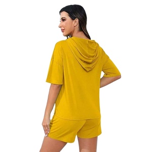 Conjunto de dos piezas de sudadera con capucha y pantalones cortos para mujer, de buena calidad, secado rápido, transpirable, personalizado, informal, para verano y actividades. - Product Image 3