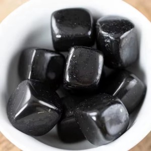 Lot en gros de pierres roulées en tourmaline noire naturelle, assortiment de cristaux et de pierres précieuses de poche en vrac - Product Image 1