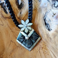 Ensemble collier et boucles d'oreilles tendance, pendentif hawaïen sculpté en forme de diamant, fleur en nacre sur cordon tressé