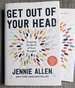 Sal de tu cabeza por dentro de ti mismo, de Jennie Allen, libro de tapa dura, guía de autoayuda basada en la fe y bienestar emocional - Product Image 1