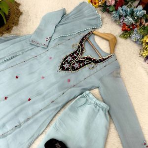 Hellblaues Zari-Besticktes Indisches Oberteil mit Blumenmuster und Perlenbesetztem Halsband, Schnelltrocknende Bluse für Alle Jahreszeiten, Pakistanische Festtagskleidung - Product Image 6