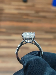 Anillo de Diamantes Corte Princesa en Oro Blanco con Piedras Laterales, Elegante Anillo de Compromiso y Boda para Mujer, Diseño Clásico de Joyería Fina - Product Image 3