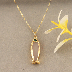 Collar con Colgante de Calcedonia Blanca con Ojo de Esmeralda CZ en Forma de Pez, Chapado en Oro de 18k, Minimalista y Único - Product Image 6