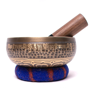 Bol chantant tibétain traditionnel martelé à la main avec 4 gravures de mandalas bouddhistes et des symboles sacrés de lotus et de sagesse bouddhiste - Product Image 6