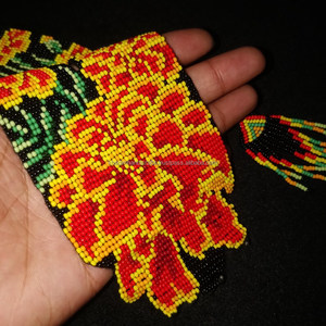 Collier de perles de verre de haute qualité avec de superbes combinaisons de couleurs parfait pour les tendances de la mode élégantes, bohèmes et modernes - Product Image 4