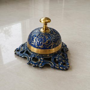 Campana de Servicio Vintage de Latón con Acabado de Esmalte Azul Antiguo, Campana Decorativa Ornamentada para Recepción, Hotel o Restaurante - Product Image 2