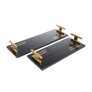 Plateau de service en pierre au design élégant, de couleur noire, avec incrustations métalliques dorées et poignée dorée, pour la décoration de table. - Product Image 1