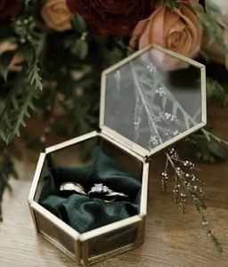 Boîte à bijoux hexagonale vintage Happishades en verre avec organisateur et support en laiton pour bagues et boucles d'oreilles, idéale pour offrir - Product Image 1