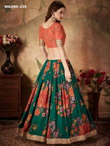 ชุดเลเฮนกาสีเขียวปักลายดอกไม้ดิจิทัลพร้อมด้วยผ้าออร์แกนซ่าคุณภาพพรีเมียม - ประดับด้วยดอริและเลื่อม - ชุดโชลีปักลายสำหรับผู้หญิง - Product Image 2