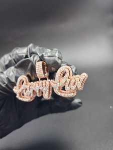 Colgante de Moissanita Redonda de Corte Brillante con Claridad VVS, Bañado en Rodio, con Letra Micro Pavé, Estilo Hiphop, Unisex - Product Image 6