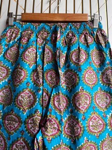Conjunto de Pijama Vintage para Mujer en Color Verde Azulado con Estampado Paisley, Top de Manga Larga con Cuello de Solapa y Pantalones con Ribete en Contraste, Ropa de Dormir con Estampado Verde Azulado - Product Image 4