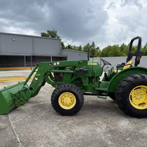 Tracteur agricole d'occasion de qualité supérieure John Deere 5055E pour la vente en France, disponible en stock en gros à prix abordable - Product Image 6