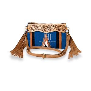 Bolso Bandolera Bohemio Vintage para Mujer, Pequeño y Moderno, de Cuero Genuino Impermeable, con Parche de Piel de Vaca Grabada y Detalle de Manta de Lana - Product Image 1