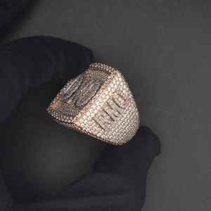 Anillo de Diseño de Lujo Estilo Hip Hop con Iniciales Personalizadas, 100% Probado con el Test de Diamantes, Anillo de Moissanita para Hombre con Baño de Rodio - Product Image 3
