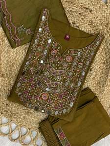 Ensemble Kurti brodé en viscose pure et soie de mangue Aarohi Elegance avec dupatta en Chanderi - Product Image 3