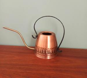 Regadera de cobre con boquilla larga, adecuada para el cuidado preciso de plantas de interior y macetas pequeñas, venta al por mayor desde India. - Product Image 1