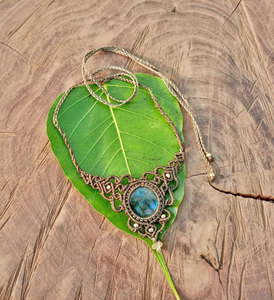 สร้อยคอทำมือสไตล์โบโฮประดับด้วยพลอยลาบราดอไรต์สีน้ำเงิน พร้อมจี้ปรับขนาดได้ ทำจากเส้นใยธรรมชาติ เสริมพลังบำบัด - Product Image 1