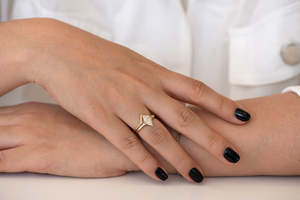 Bague de fiançailles pour femme en or massif 14 carats avec diamant taille triangle, sertie à griffes, style géométrique minimaliste - Product Image 6