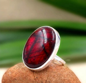 Anillo de Labradorita Morada: Joyería Boho Hecha a Mano en Plata de Ley con Piedras Preciosas - Product Image 2