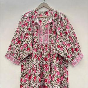 เดรสสั้นคอวี แขนสามส่วน ผ้าฝ้ายพิมพ์ลายดอกไม้แบบแฮนด์บล็อก เป็นมิตรต่อสิ่งแวดล้อม แต่งระบายลูกไม้ทำมือ รุ่นไคร่า สไตล์ชิโนเซอรี - Product Image 2