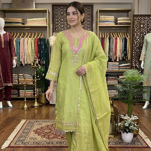 Conjunto de Kurta con Bordado de Lentejuelas a la Moda y Trabajo de Espejos Reales – Atuendo Étnico para Fiestas - Product Image 1