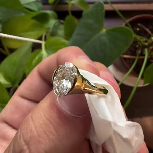 Anillo de Diamante Cultivado en Laboratorio con Corte Ovalado de Diseño Premium en Oro Amarillo de 14K, Certificado IGI, Color VVS+ EF, Estilo Minimalista - Product Image 4