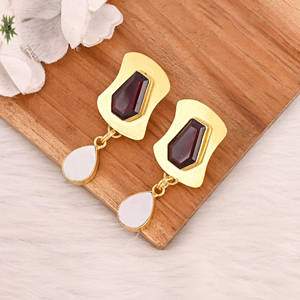 Boucles d'oreilles en laiton plaqué or avec pierres précieuses grenat hydro et nacre, serties à la main, pour femmes, lot de 10 paires en gros - Product Image 4