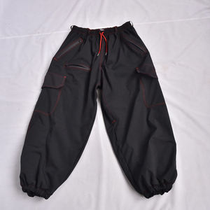 Pantalon de neige noir ample de haute qualité, imperméable 10 000 mm, coupe-vent, avec cordon de serrage rouge, poches cargo et isolation polaire pour l'hiver - Product Image 1