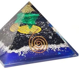 Pyramide d'énergie Reiki Orgonite faite à la main avec cristal étoile verte et spirale en cuivre, pierres de guérison décoratives en résine et cristal - Product Image 1