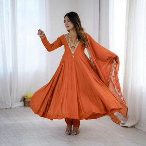 ชุดเดรสแบบดั้งเดิม Anarkali พร้อมปักลายที่คอและผ้าคลุมไหล่สำหรับผู้หญิง มีจำหน่ายจาก Samp Corporation - Product Image 1