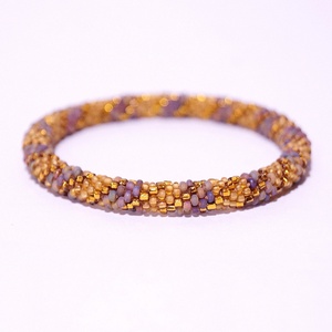 Bracelet moderne en perles de verre, design tendance et élégant, bijoux faits à la main pour femmes, article cadeau, léger, prix de gros - Product Image 1