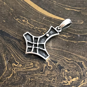 Pendentif Symbole en Argent Sterling Forme Marteau Style Antique Oxydé Fait Main Unisexe Léger Bijou pour Usage Quotidien - Product Image 2